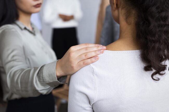 woman-consoling-person-at-a-group-therapy-session servizio di assistenza psicologica croce verde onoranze funebri