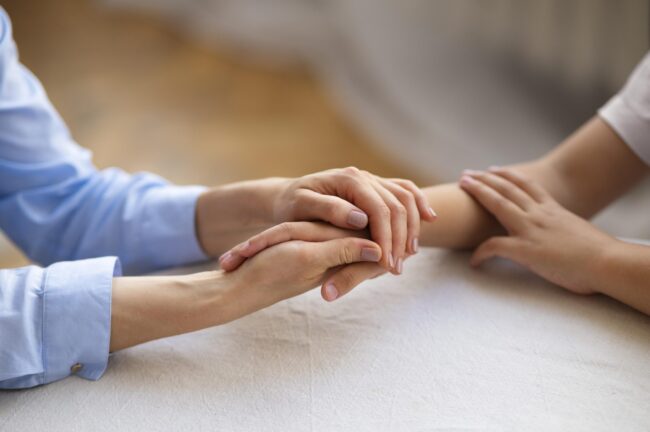 vista-laterale-adulto-e-bambino-che-pregano-insieme-min