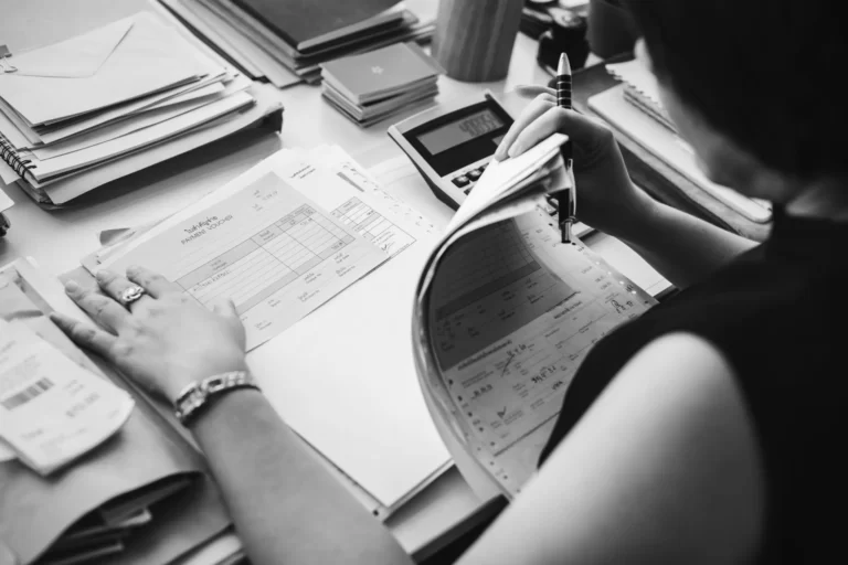 con-il-lavoro-di-ufficio-min-scaled