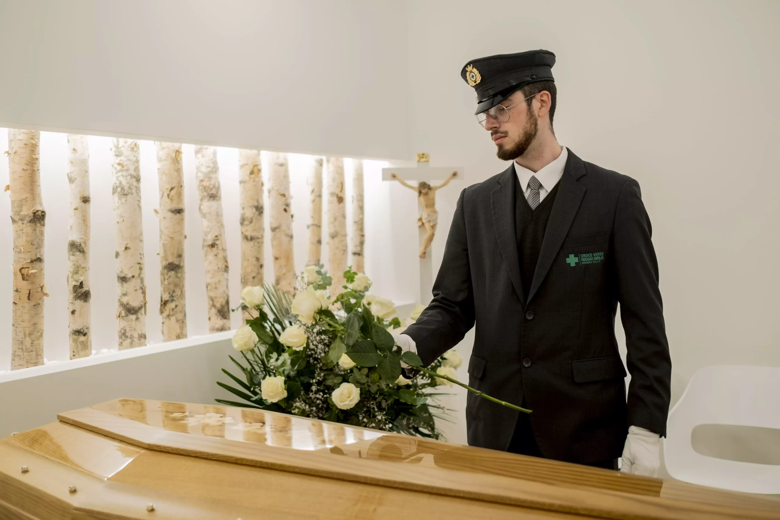 Operatore del Gruppo Onoranze Funebri Croce Verde in una sala della casa funeraria Operatore del Gruppo Onoranze Funebri Croce Verde in una sala della casa funeraria