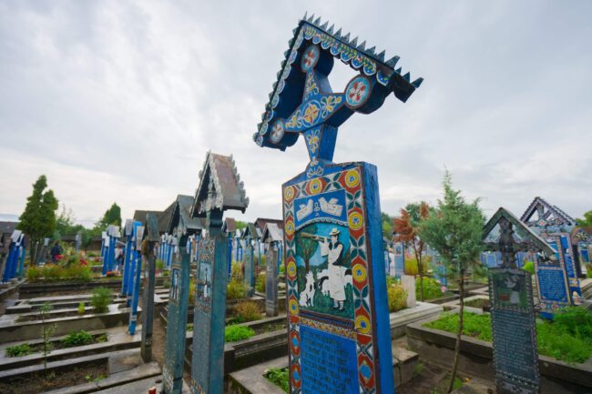 Cimitero Allegro Romania Croci colorate e decorate nel cimitero rumeno della città di Sapanta