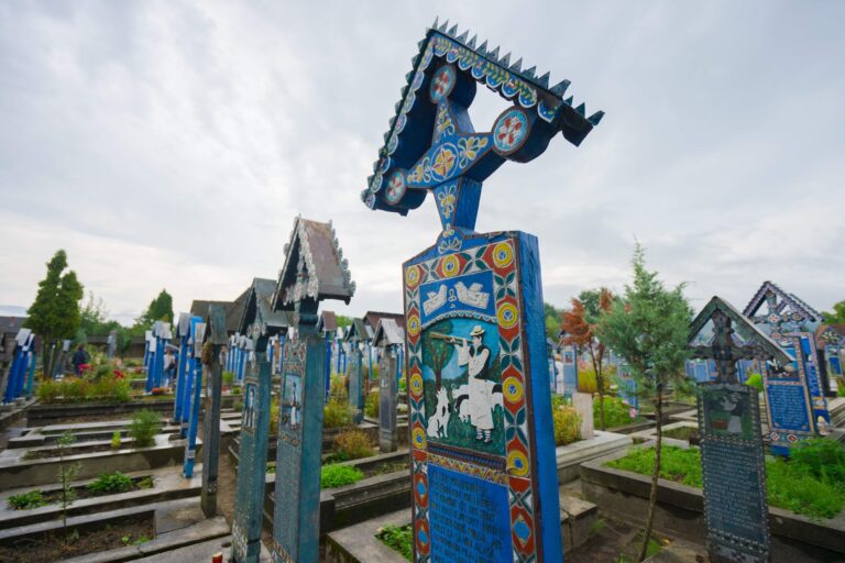 Cimitero Allegro Romania Croci colorate e decorate nel cimitero rumeno della città di Sapanta