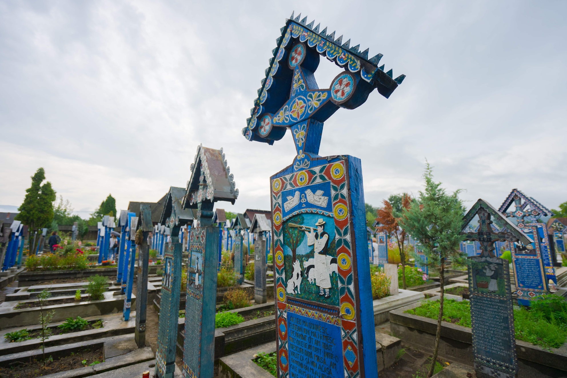Croci colorate e decorate nel cimitero rumeno della città di Sapanta