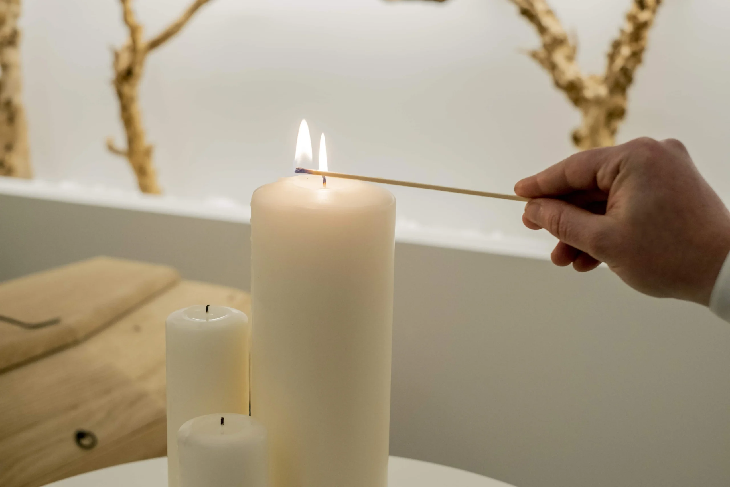 Servizio-supporto-psicologico-candele-accese Immagine di una mano che accende candele bianche con un fiammifero