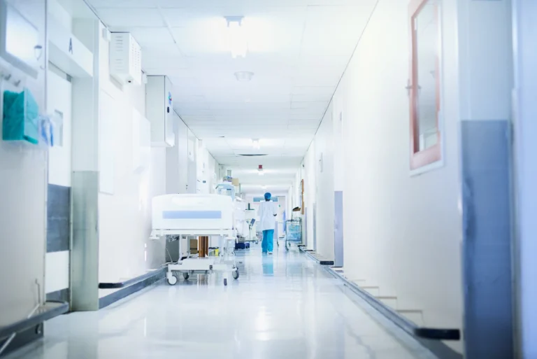 Cosa-fare-quando-una-persona-muore-in-ospedale-v2 foto di una corsia di ospedale con personale sanitario sullo sfondo