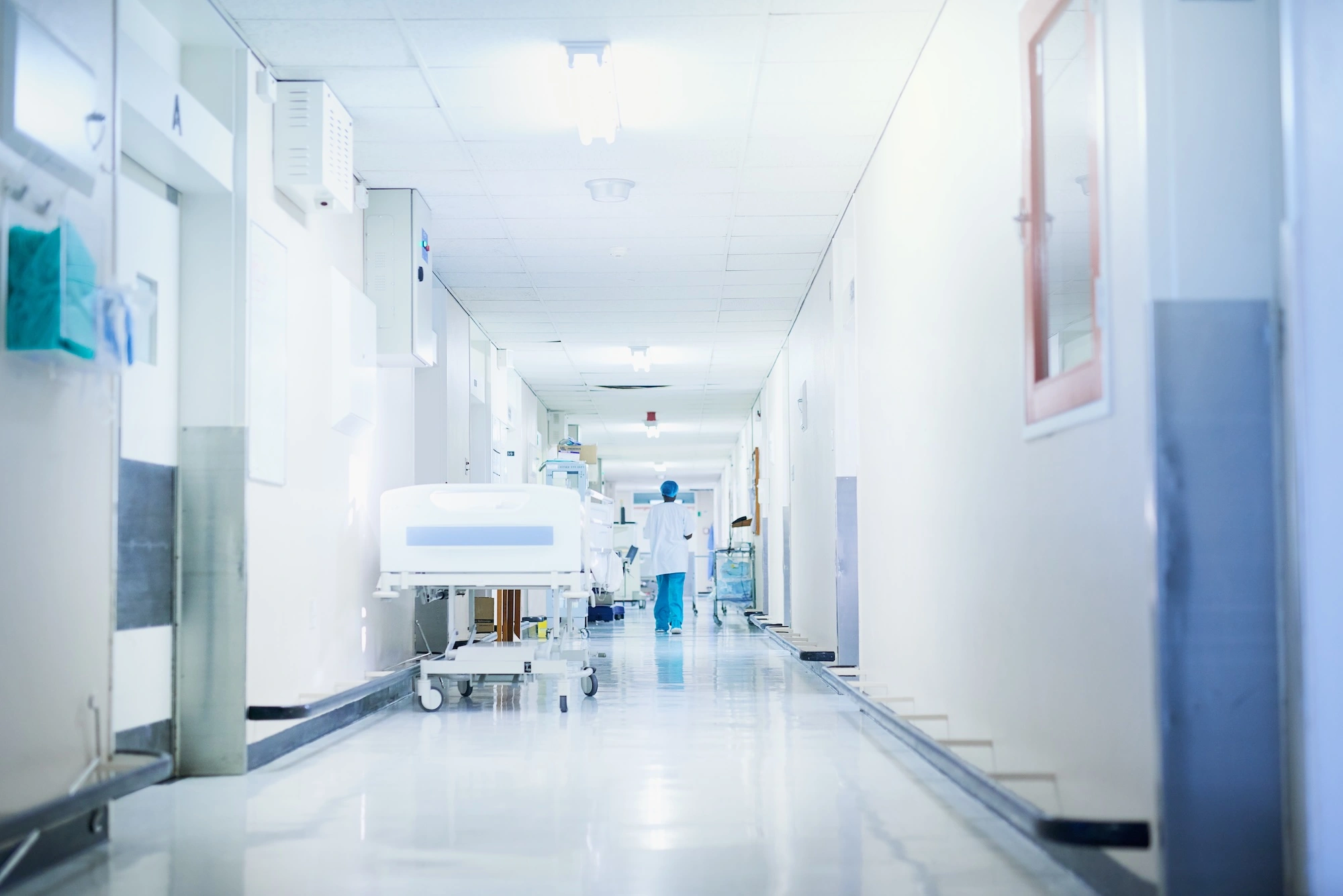 Cosa-fare-quando-una-persona-muore-in-ospedale-v2 foto di una corsia di ospedale con personale sanitario sullo sfondo