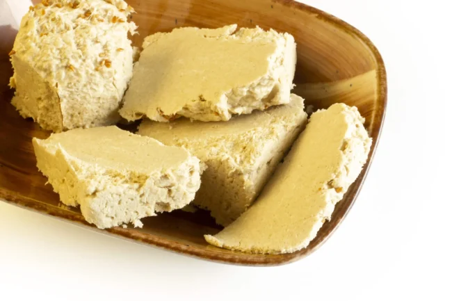 traditional-turkish-tahini-halva-in-plate-2025-01-10-02-19-14-utc Piatto di helva turco